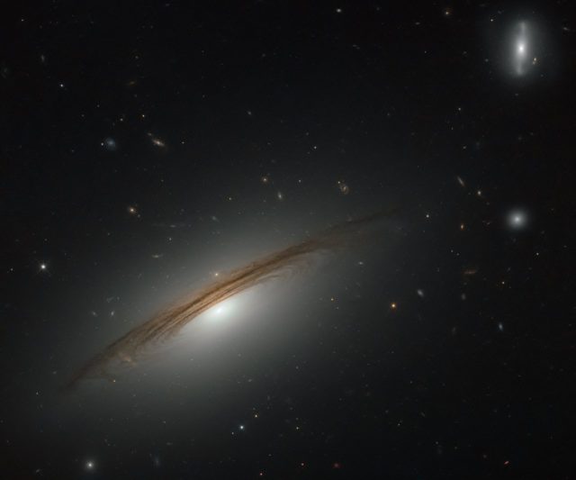 nasa hubble hybrid galaxy