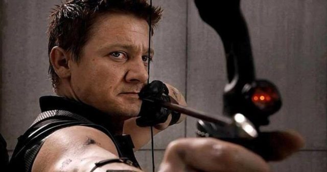 jeremy renner broken arms infinity war